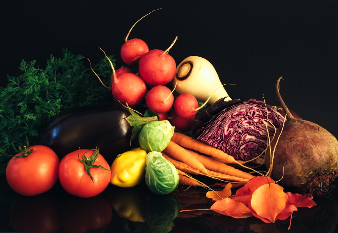 Piatto colorato con verdure di stagione e proteine magre