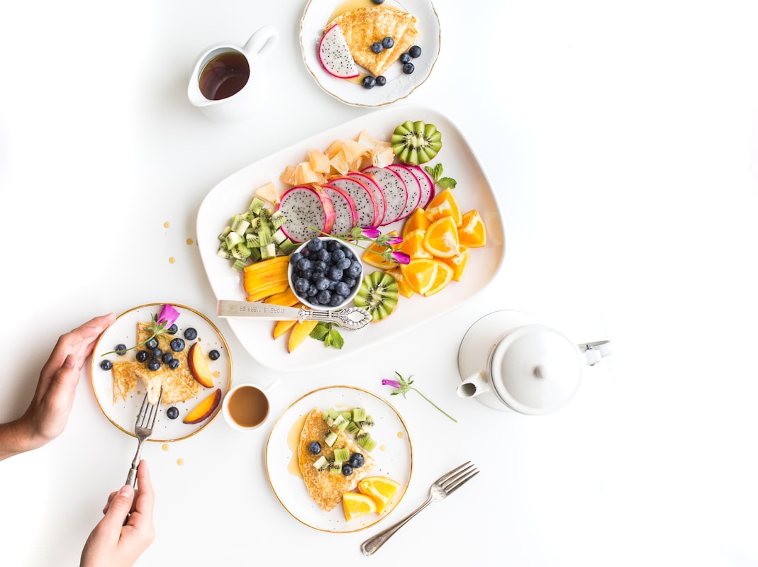 Persona che prepara un pasto salutare con ingredienti naturali